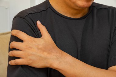 Tekrar eden ev işlerinden dolayı kolunun üst kısmı ağrıyormuş. Tıbbi bakım, fizik tedavi ve iyileşme desteği için yaygın yaralanma sinyalleri.