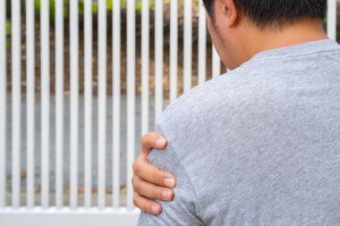 Günlük aktiviteden kaynaklanan omuz ağrısı kötü duruş, aşırı kullanım ya da kas gerilimine bağlı. Gündelik gerginlik, farkındalık ve önleyici bakım gerektirir..