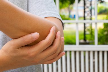 Dirsek rahatsızlığı, eklem gerilimine, aşırı kullanımına ya da iltihaplanmaya neden olmuş. Günlük hareket, farkındalık ve önleyici bakım gerektirir..