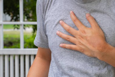 Stres, duruş ya da kas gerilimine bağlı göğüs rahatsızlığı. Günlük alışkanlıklar farkındalık ve bakım gerektiren semptomları tetikleyebilir..
