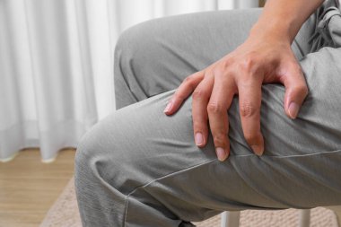 Egzersiz sonrası uyluk kemiğini kavramak kas yorgunluğu, kuadriseps yorgunluğu ya da idmanla ilgili yumuşak doku yaralanmasının erken belirtilerini gösteriyor..