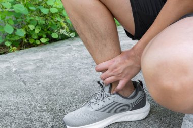 Sporcu, açık hava koşusu sonrası bilek bileğini, tendon gerilmesini ya da kötü iniş mekaniğinden kaynaklanan aşırı yaralanmayı ya da yorgunluğu kontrol eder..