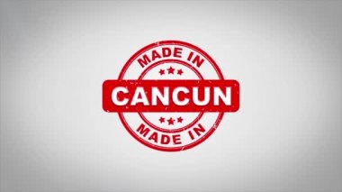 Cancun içinde yapılan metin ahşap damga animasyon damgalama imzaladı. Kırmızı mürekkep temiz beyaz kağıt yüzeyi zemin üzerine yeşil örtü arka plan dahil.