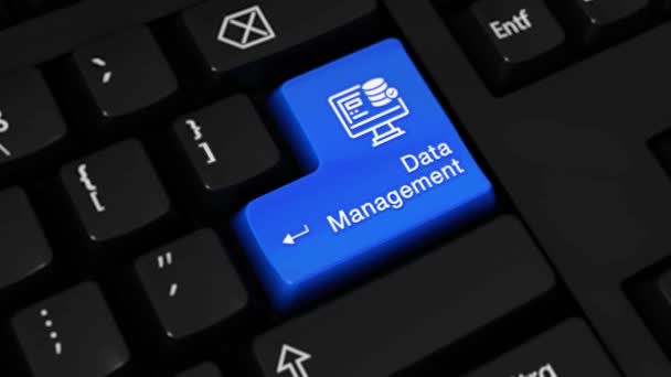47. Rotationsbewegung des Datenmanagements auf der Computertastatur mit Text und Symbol. — Stockvideo