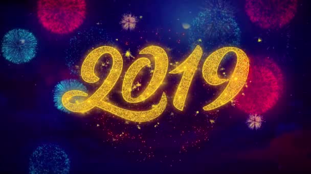 Felice anno nuovo 2019 testo di saluto Particelle scintillanti sullo spettacolo pirotecnico colorato  . — Video Stock