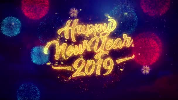 Feliz Año Nuevo 2019 texto de saludo Partículas de chispa en la pantalla de fuegos artificiales de colores  . — Vídeo de stock