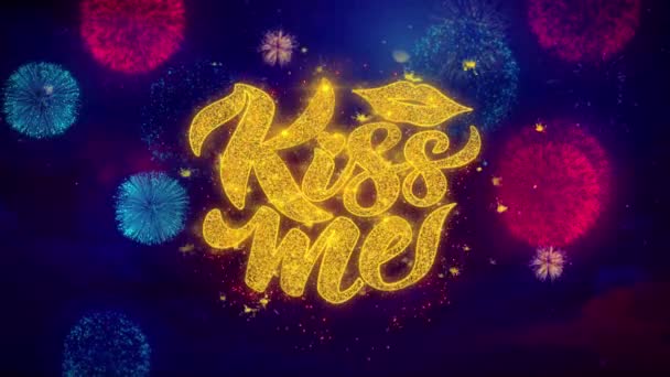 Kiss Me Lips hälsning text gnistra partiklar på färgade fyrverkerier — Stockvideo