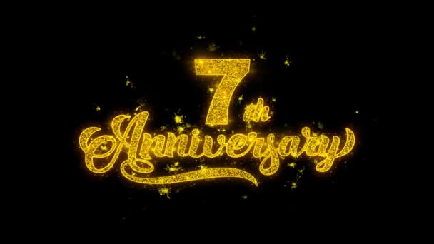 7. šťastné výročí typografie napsané zlatými částicemi Sparks Fireworks — Stock video