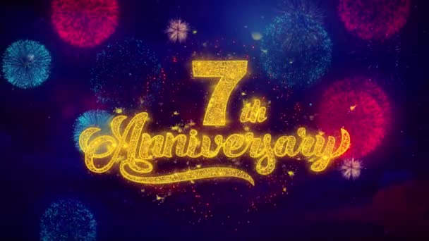 7. šťastné výročí přání text jiskřící částice na barevném ohňostroje — Stock video