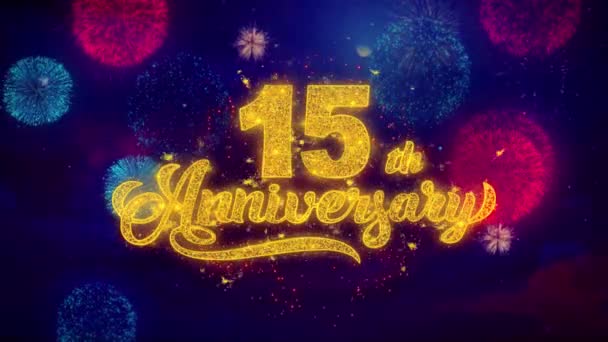 15º Feliz Aniversario Texto de saludo Partículas de chispa en fuegos artificiales de colores — Vídeo de stock