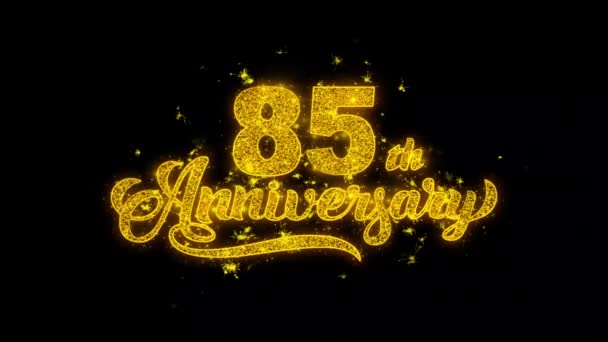 Tipografía del 85 aniversario feliz escrita con partículas doradas chispas fuegos artificiales — Vídeo de stock