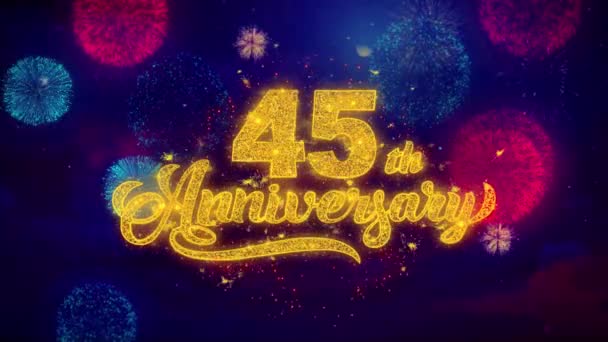 45Th χαρούμενη επέτειος χαιρετισμό κείμενο λάμψη σωματίδια σε χρωματιστά πυροτεχνήματα — Αρχείο Βίντεο