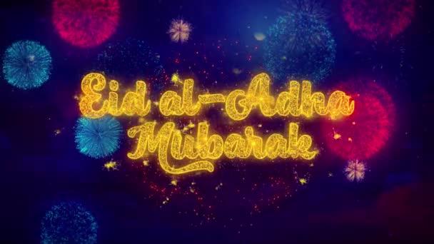 Eid al-adha mubarak wunschtext auf bunte ftirework explosion partikel. — Stockvideo