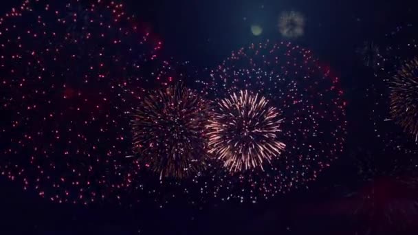 4K Hermosos fuegos artificiales multicolores en el cielo nocturno. Nuevos años Fuegos artificiales Mostrar explosiones — Vídeos de Stock
