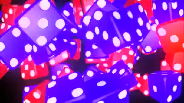 4 K 3D 알파그린 스크린 루프 애니메이션에서 여러 개의 적색 주사위가 떨어지는 것을 추상화 한다. 회전하는 배경에서 죽는다. — 비디오