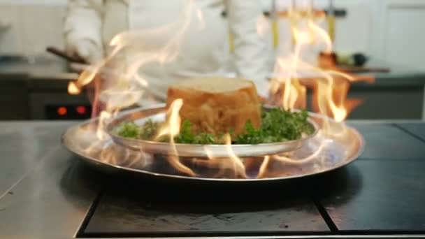 Rice pilaf is cooked on bread in the kitchen, on the background of fire — Stock Video