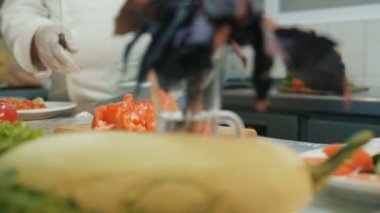 Profesyonel şef mutfakta sebze taze salata için hazırlanıyor