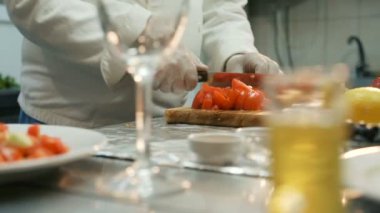 Profesyonel şef kesme sebze taze salata, ağır çekim için mutfakta