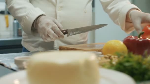 Chef profissional cortando legumes de tomate na cozinha para salada fresca, dolly shot — Vídeo de Stock