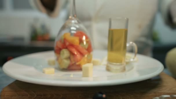 Szef kuchni kończąc świeże sałatki z serem dla Gości restauracji — Wideo stockowe