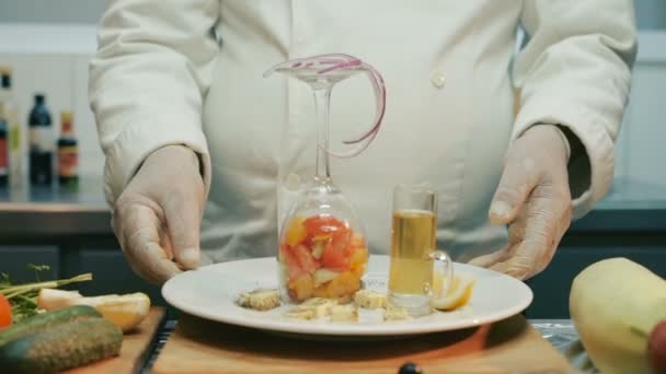 Σεφ είναι Εμφάνιση φινίρισμα φρέσκια σαλάτα και πελατών του εστιατορίου — Αρχείο Βίντεο