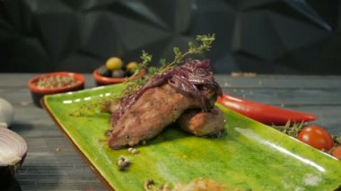 Madeira soğan ile pişmiş dana fileto. Sıcak meze. Bir siyah ahşap arka plan üzerinde dolly vurdu
