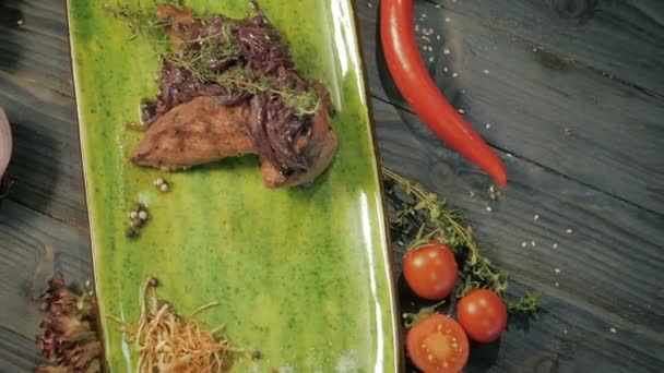 Gebackenes Kalbsfilet mit Madeirazwiebeln. Heiße Häppchen. auf schwarzem Holzgrund, Dolly Shot — Stockvideo