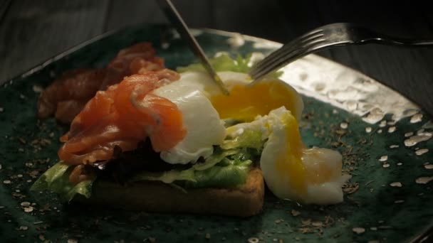 Śniadanie. Jajko w koszulce, łososia na sałatę na tosty, chleb. — Wideo stockowe
