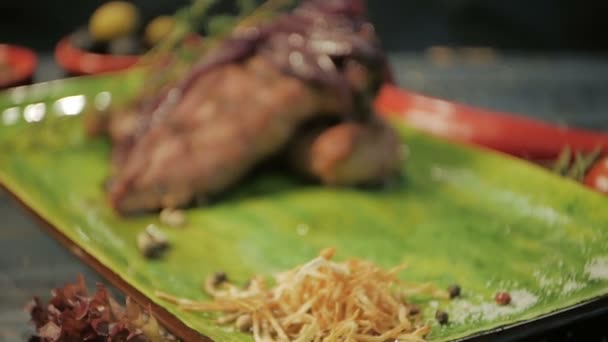 Filete de ternera al horno con cebolla Madeira. Aperitivos calientes. Sobre un fondo de madera negro, dolly shot — Vídeo de stock