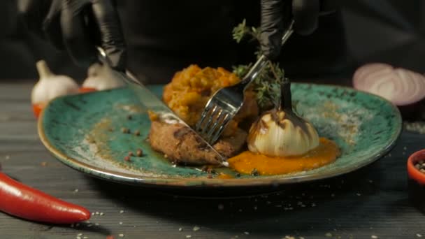 Svinekjøtt stekt med zucchini-kaviar. Kjøtt. dolly skutt. På svart trebakgrunn . – stockvideo