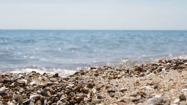 Färgstarka havet ytbehandlar på bakgrunden sandstranden rocky shore — Stockvideo