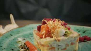 Rus geleneksel yemekleri. Shub ringa balığı salatası. Dolly vurdu. Siyah ahşap arka plan üzerinde. Kopya alanı.