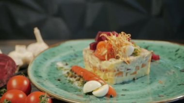 Rus geleneksel yemekleri. Shub ringa balığı salatası. Dolly vurdu. Siyah ahşap arka plan üzerinde. Kopya alanı.