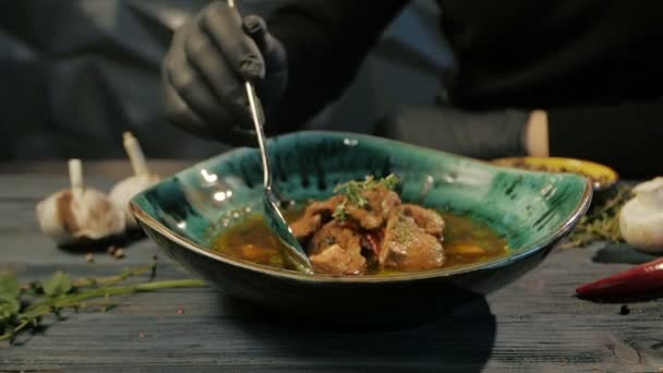 Яловичина та овочевий суп, ляльковий постріл, крупним планом — стокове відео
