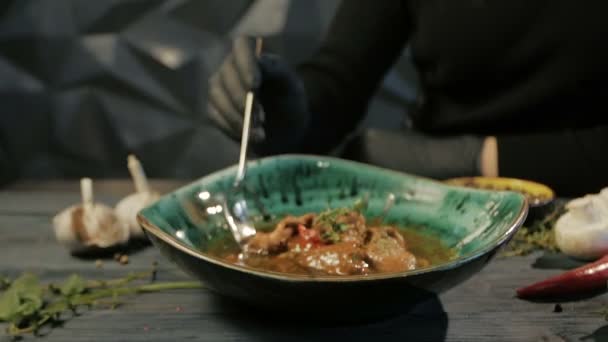 Carne e Sopa de legumes, tiro de boneca, close-up — Vídeo de Stock