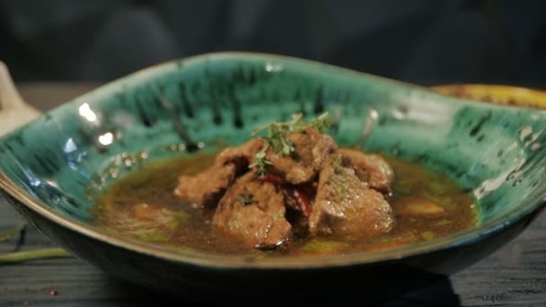 Sopa de carne y verduras, chupito de muñeca, primer plano — Vídeo de stock