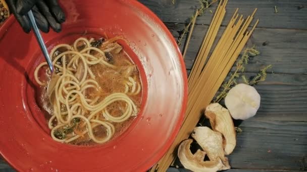 Sup jamur dengan pasta spaghetti. Pemandangan bagus. Pada latar belakang kayu hitam. Salin ruang . — Stok Video