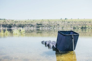 Balık ağı - iplik, balıkçılık kanca ve nehir açık arka plan üzerinde lures