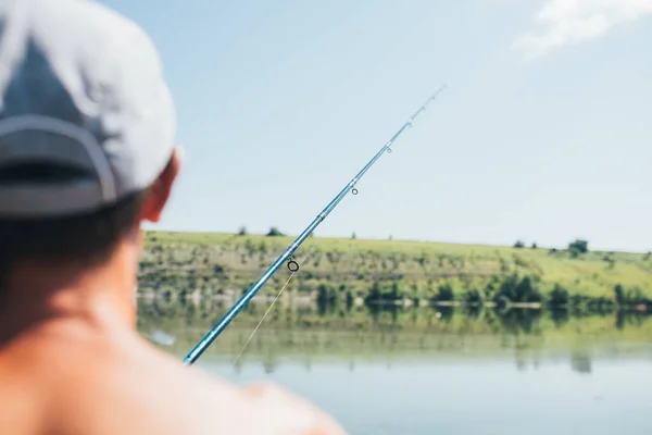 Рыбалка на удочке, рыбалка с красивой природой восходящего солнца — стоковое фото