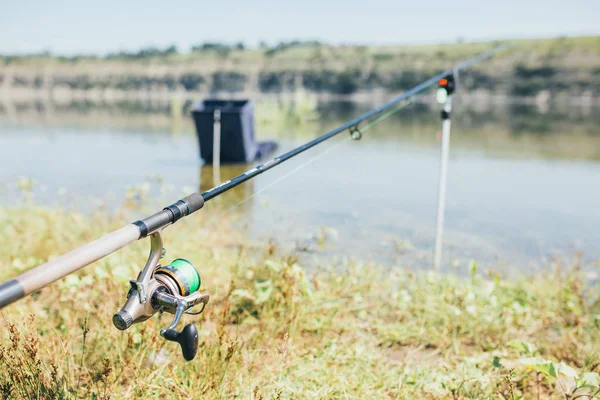 Рыбалка снасти - рыбалка спиннинг, крючки и приманки на солнце на открытом воздухе — стоковое фото