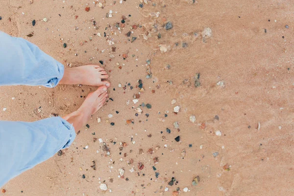 Frau gebräunte Beine am Sandstrand — Stockfoto
