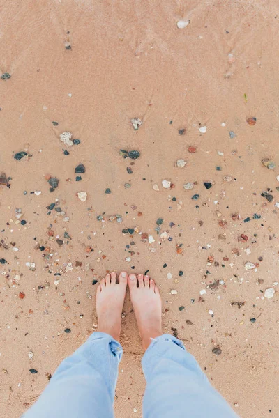 Frau entspannt sich am tropischen Strand mit Sand — Stockfoto