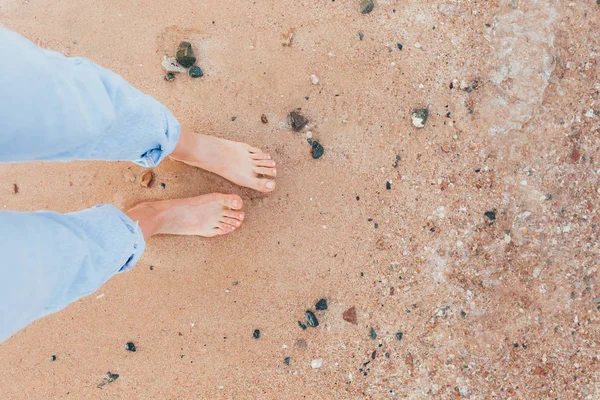 Frau gebräunte Beine am Sandstrand — Stockfoto