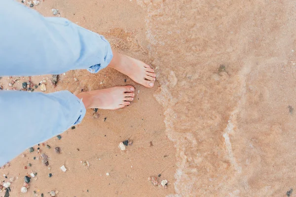 Kvinna i avkoppling på tropisk strand med sand — Stockfoto