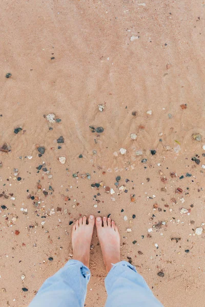 Füße am Meer Sand und Welle, Urlaub am Meer Strand, Sommerurlaub von oben — Stockfoto