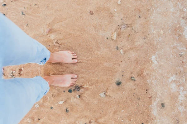 Barfüße am Strand warten auf Welle — Stockfoto