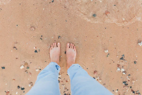 Füße am Meer Sand und Welle, Urlaub am Meer Strand, Sommerurlaub — Stockfoto