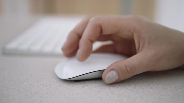 Жінка тримає білу стильну мишу рукою крупним планом — стокове відео