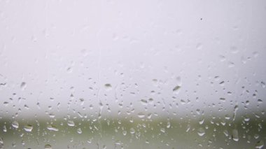 Pencere camına yağan yağmur damlaları