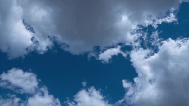 Weiße Wolken ziehen an einem bewölkten Tag in den blauen Himmel — Stockvideo